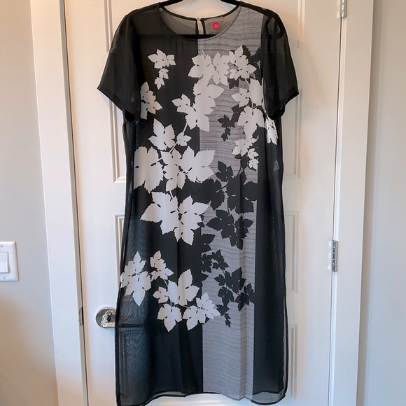 NWOT Vince Camuto Short-Sleeve Floral-Print Tunic, Black/White - Picture 3 of 7